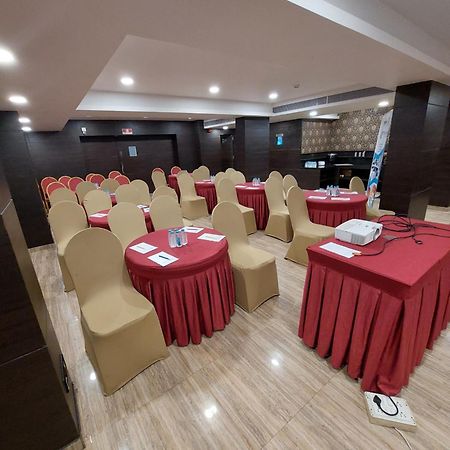 Central Beacon Hotel Сурат Экстерьер фото