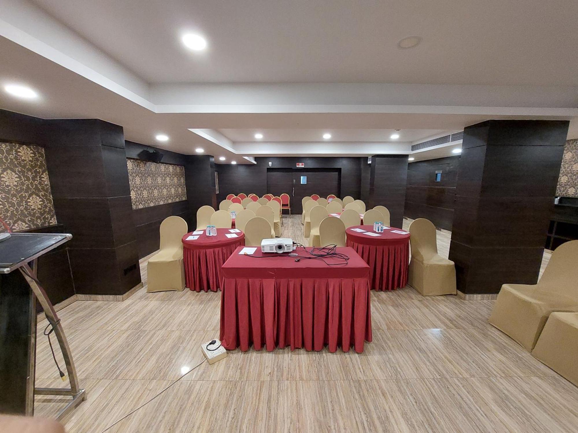 Central Beacon Hotel Сурат Экстерьер фото
