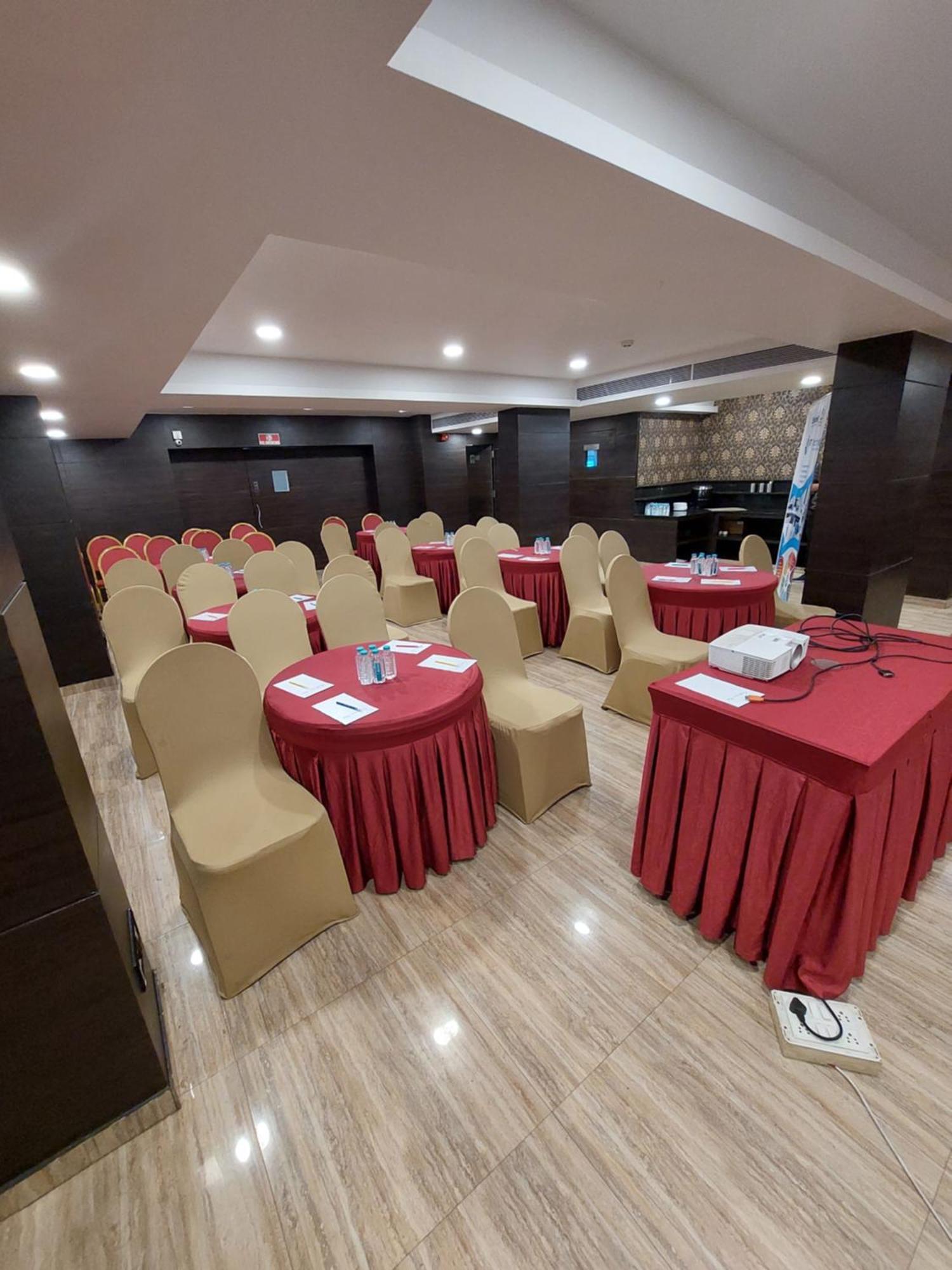 Central Beacon Hotel Сурат Экстерьер фото