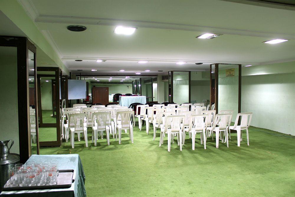 Central Beacon Hotel Сурат Экстерьер фото