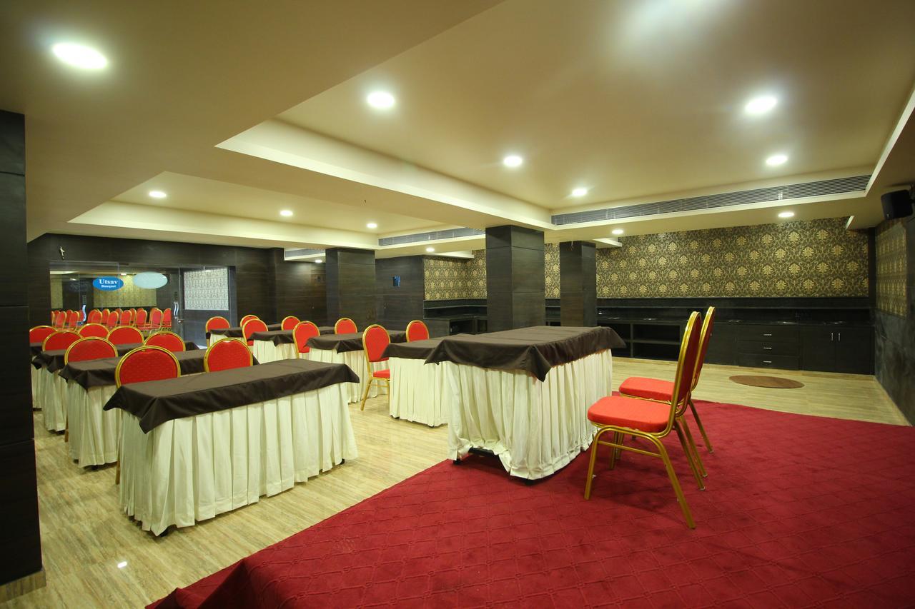 Central Beacon Hotel Сурат Экстерьер фото