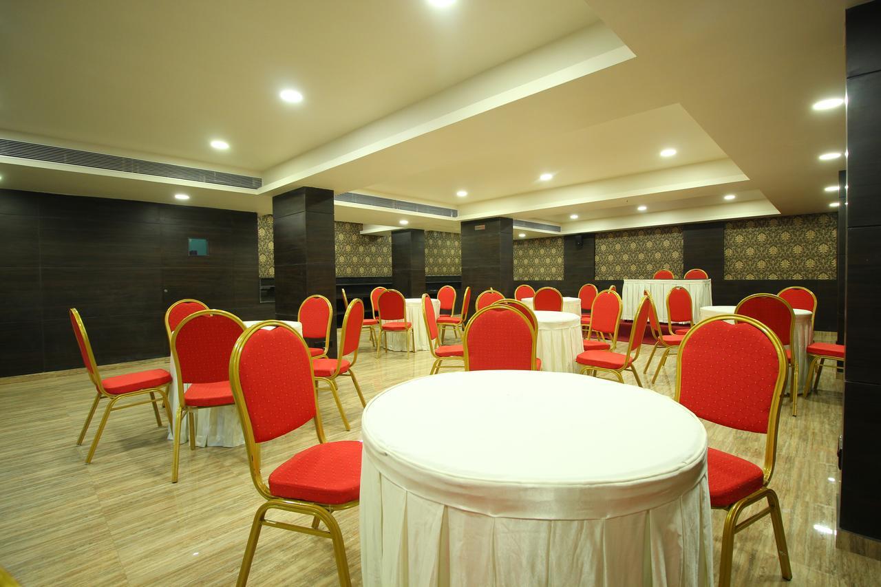 Central Beacon Hotel Сурат Экстерьер фото