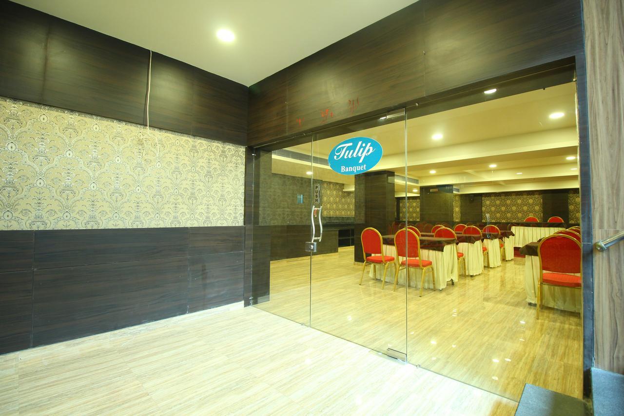 Central Beacon Hotel Сурат Экстерьер фото