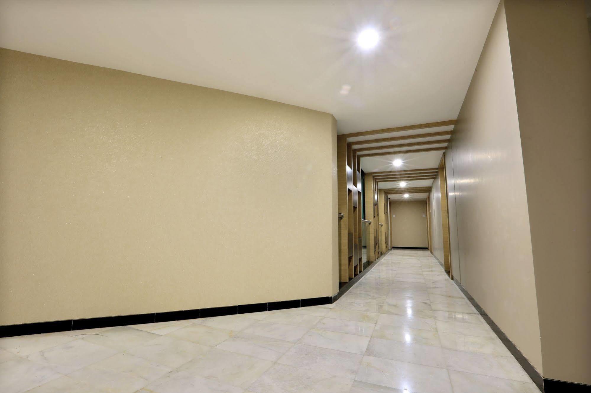 Central Beacon Hotel Сурат Экстерьер фото