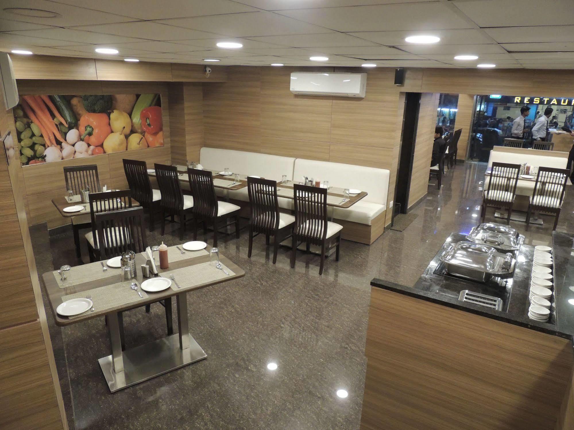 Central Beacon Hotel Сурат Экстерьер фото