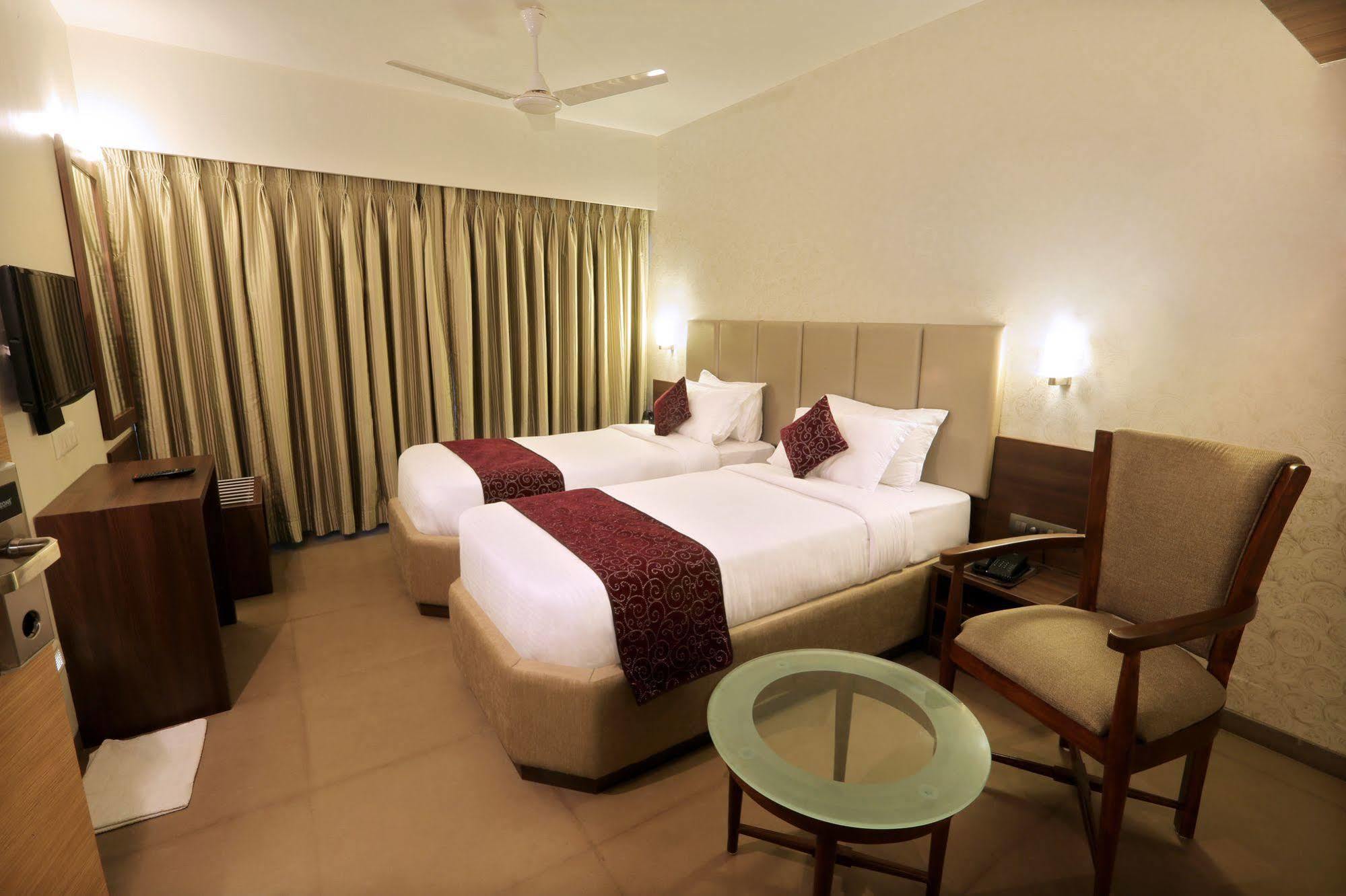 Central Beacon Hotel Сурат Экстерьер фото
