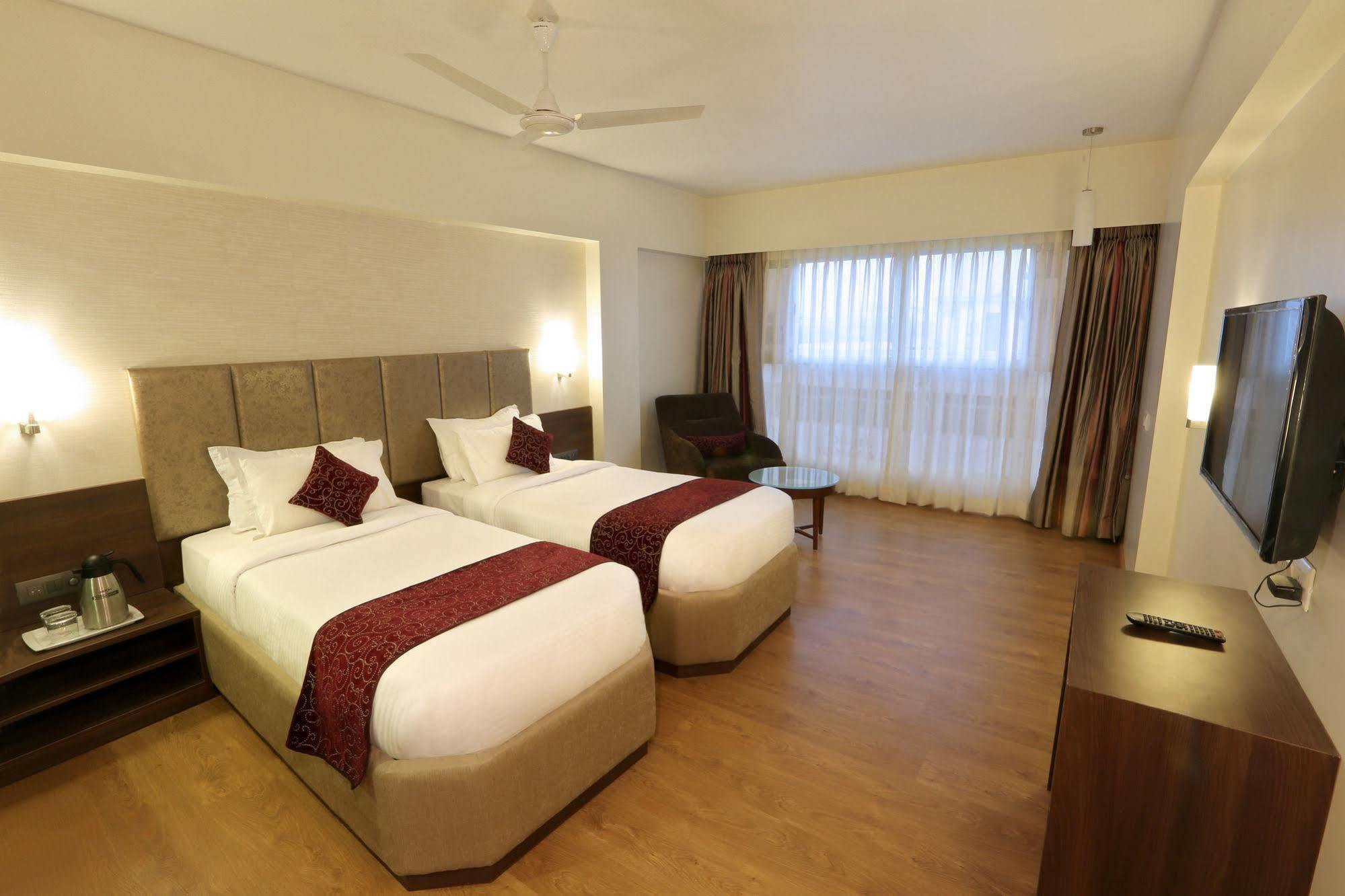Central Beacon Hotel Сурат Экстерьер фото