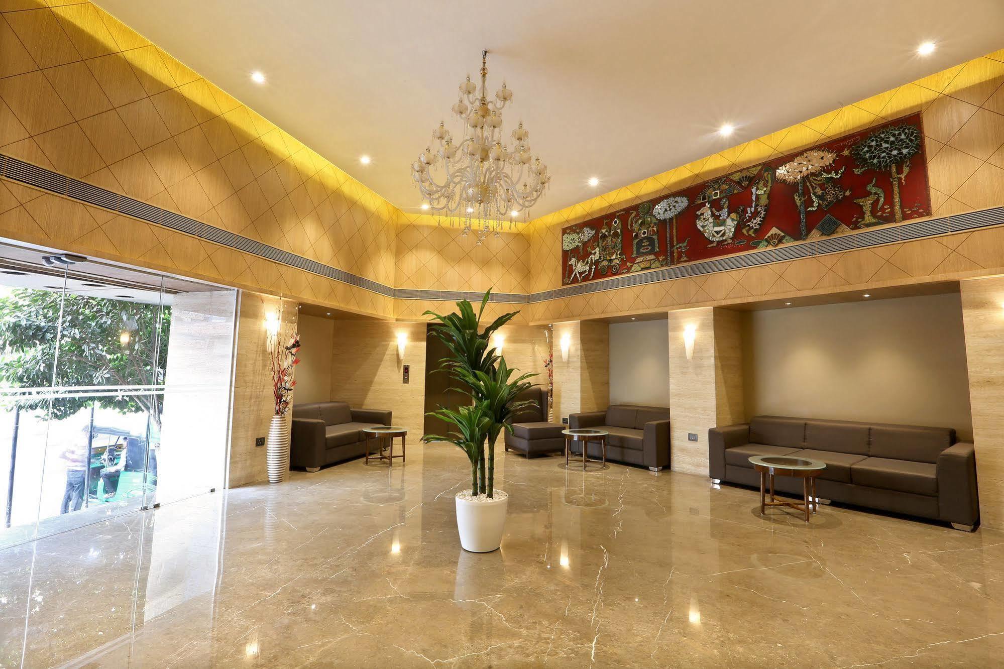 Central Beacon Hotel Сурат Экстерьер фото