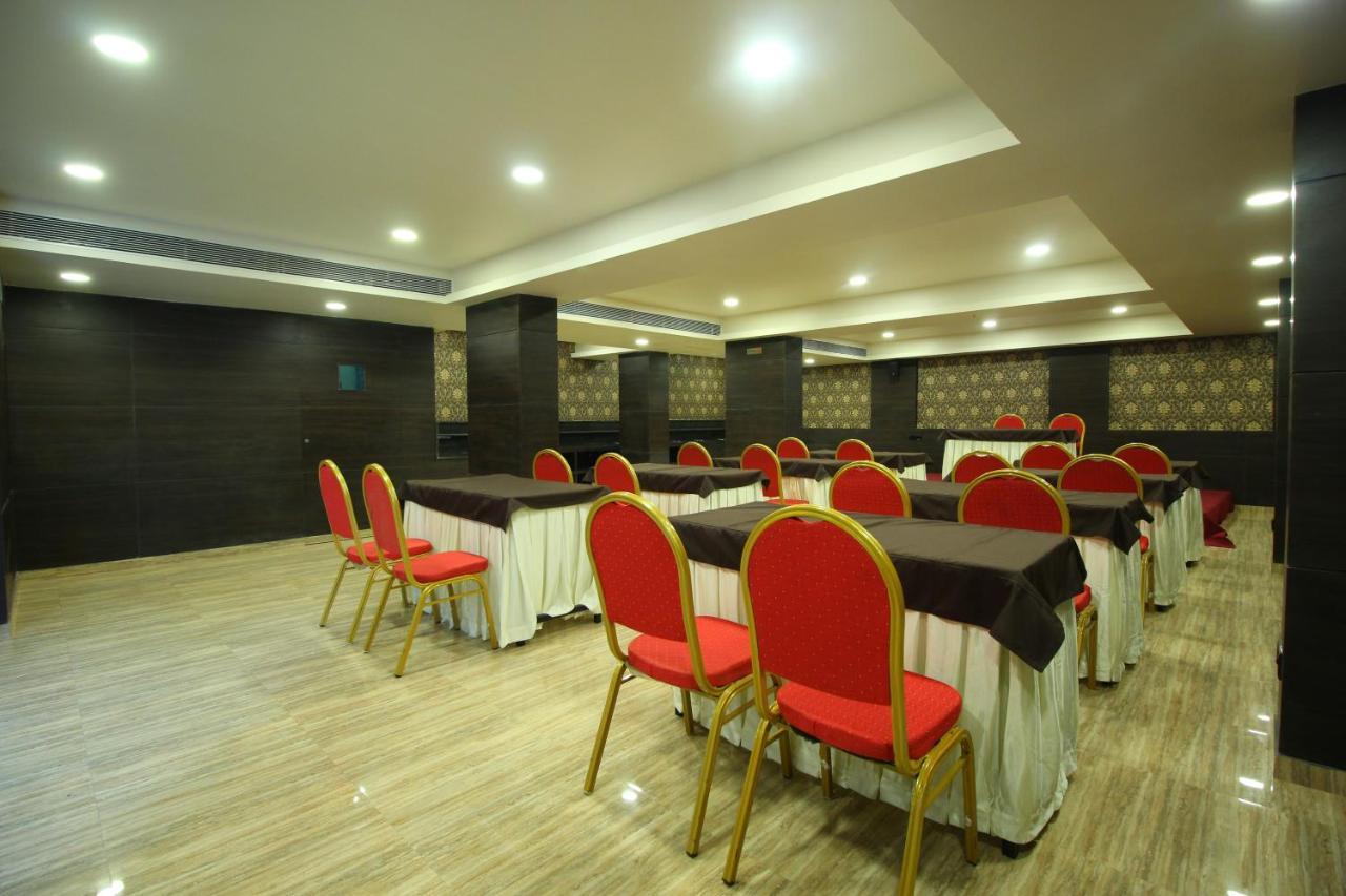 Central Beacon Hotel Сурат Экстерьер фото